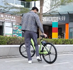虽然骑自行车的好处多，但是作为户外运动，骑行时需要注意的事项也多